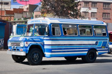 La Paz, Bolivya'nın sokakta otobüs