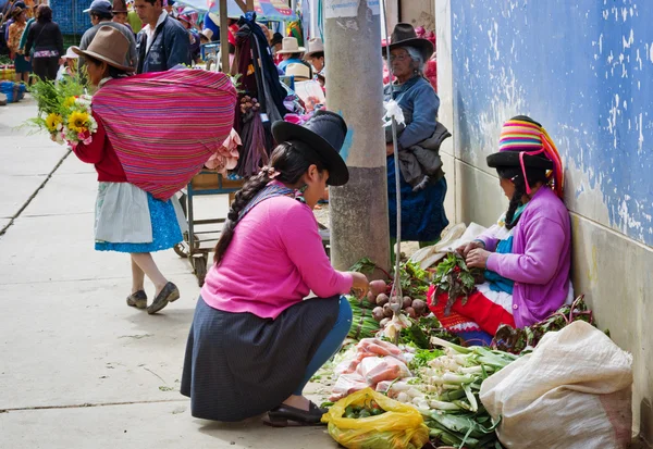 Peruanische Frau auf dem Wochenmarkt — Stockfoto