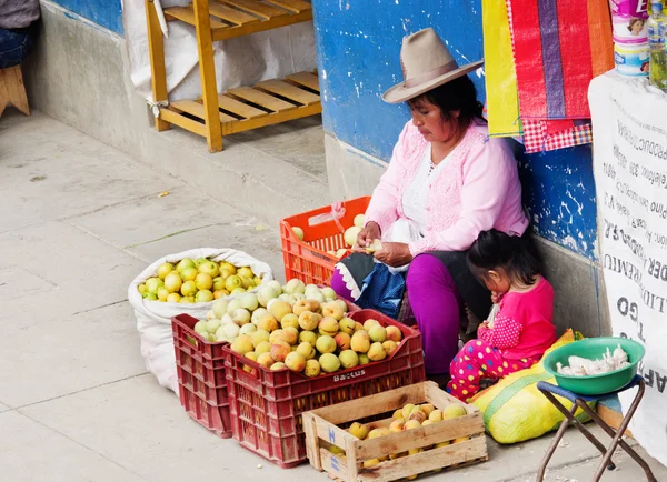 Peruvian woman on street market — Stockfoto
