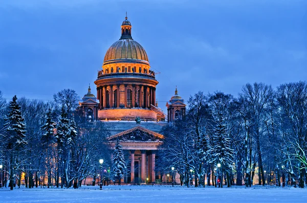 St isaac kathedraal in Sint-petersburg — Stockfoto