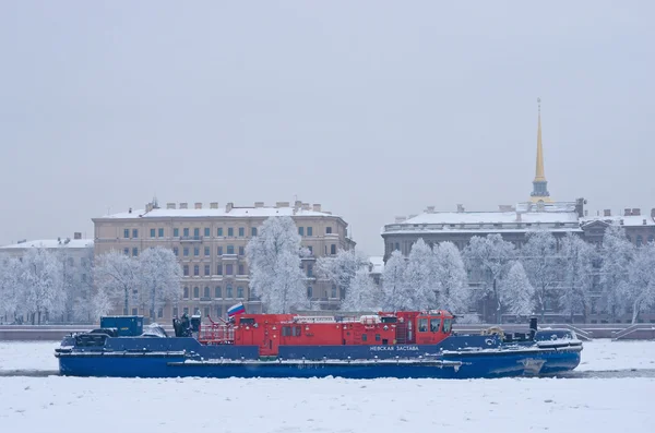 Remorqueur de classe glace sur la rivière Neva — Photo