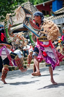 Cava geleneksel dansçılar