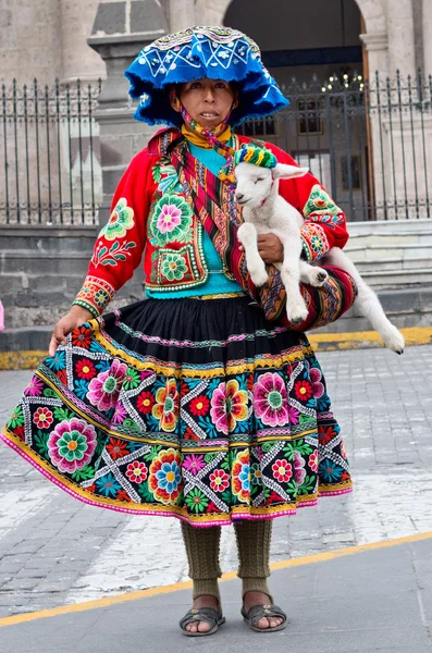 Перуанская женщина в Арекипе, Перу — стоковое фото