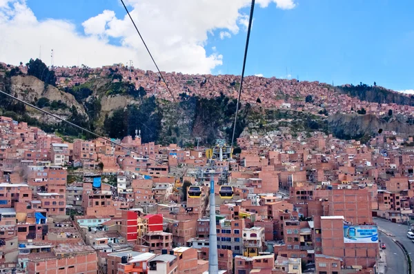 Канатними дорогами в Ла-Пасі — стокове фото