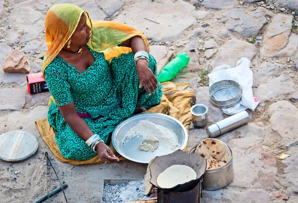 Mujer hace comida — Foto de Stock