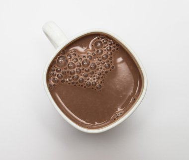 Beyaz bir fincan kakao