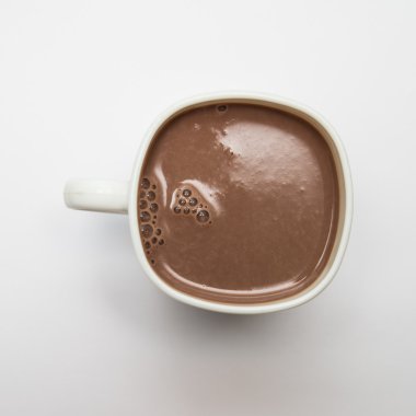 Beyaz bir fincan kakao