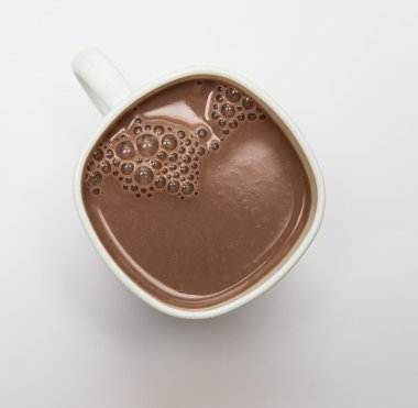 Beyaz bir fincan kakao