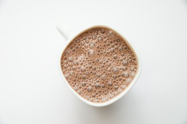 Beyaz bir fincan kakao