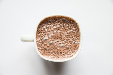 Beyaz bir fincan kakao