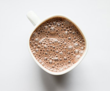 Beyaz bir fincan kakao