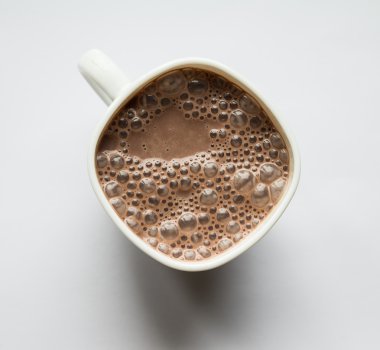 Beyaz bir fincan kakao