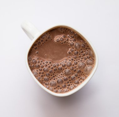 Beyaz bir fincan kakao