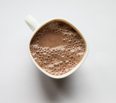 Beyaz bir fincan kakao