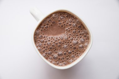 Beyaz bir fincan kakao