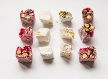 Ahşap bir masa üzerinde Türk lokumu.