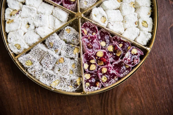 Türkische Köstlichkeiten auf einem Holztisch. — Stockfoto