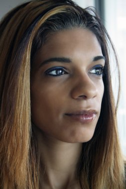 Güzel genç İspanyol kadın Headshot