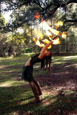 Bir ormandaki ateş kız