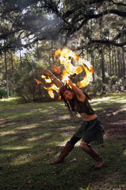 Bir ormandaki ateş kız