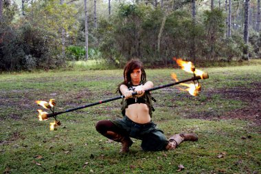 Bir ormandaki ateş kız