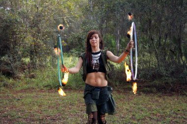 Bir ormandaki ateş kız