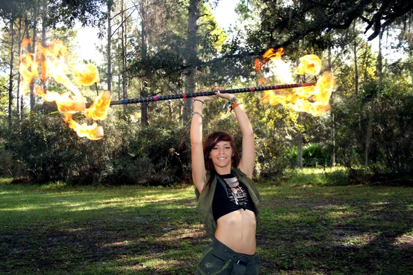 Fille du feu dans une forêt — Photo