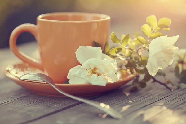 Tasse orange avec une cuillère et г © glantier blanc — Photo