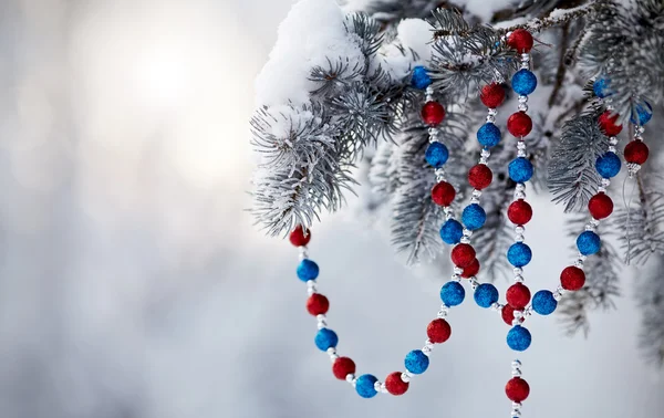 クリスマス ツリーの装飾と雪のモミの木 — ストック写真