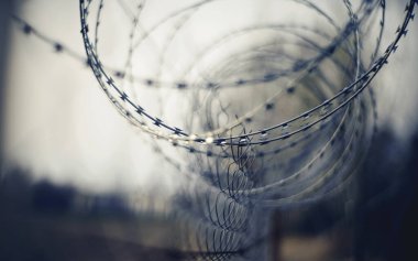 Dikenli tel bobinli bulanık arkaplan.