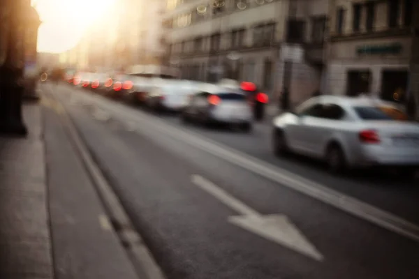 斑驳的背景与城市的道路与交通在日落照明 城市景观不集中 — 图库照片