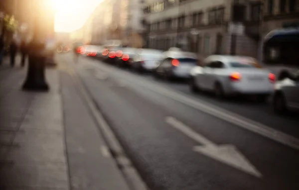 日没の照明で輸送と都市部の道路と焦点を当てにしない背景にブリュリー 車で街の風景を中心に ストック写真