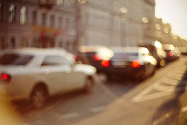 日没の照明で輸送と都市部の道路と焦点を当てにしない背景にブリュリー 車で街の風景を中心に ロイヤリティフリーのストック写真