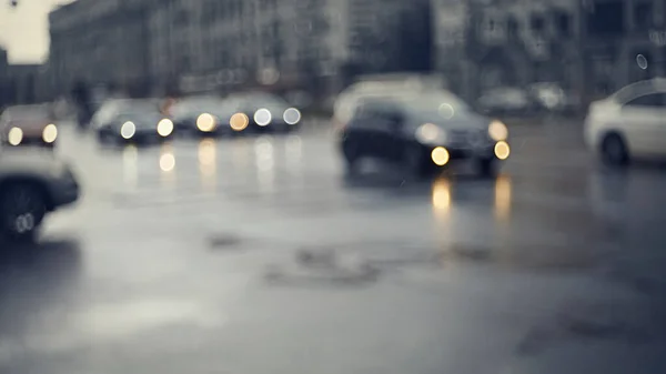 乌云密布的背景与城市的道路与车辆在黄昏后的雨后 雨后暮色中城市景观失焦 — 图库照片