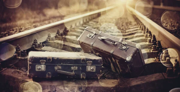 两个老式的忘了放在铁轨上的行李箱 — 图库照片