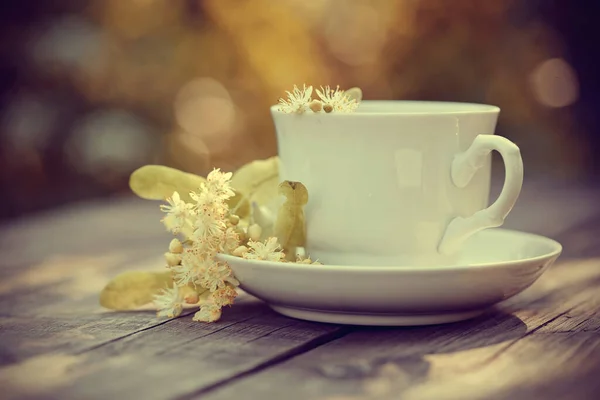 Τσάι Ασβέστη Λευκό Κύπελλο Ξύλινο Τραπέζι — Φωτογραφία Αρχείου