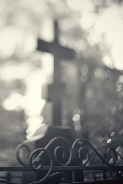 Kein Farbverschwommener Hintergrund Mit Einem Kreuz Auf Einem Grab Hinter — Stockfoto