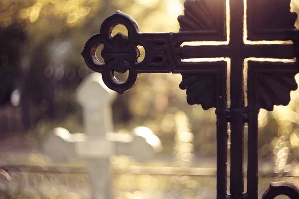 梁のセッティングの墓地で9月の十字架 ストックフォト
