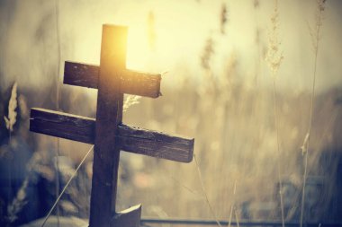 Mezarlıktaki eski ahşap haç..