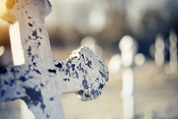 Grab Des Weißen Alten Kreuzes Auf Dem Friedhof — Stockfoto