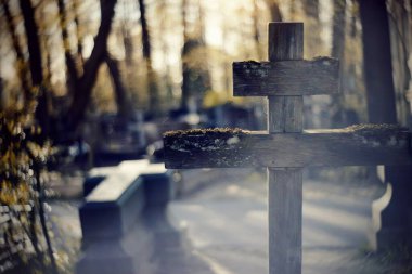 Mezarlıktaki eski ahşap haç..