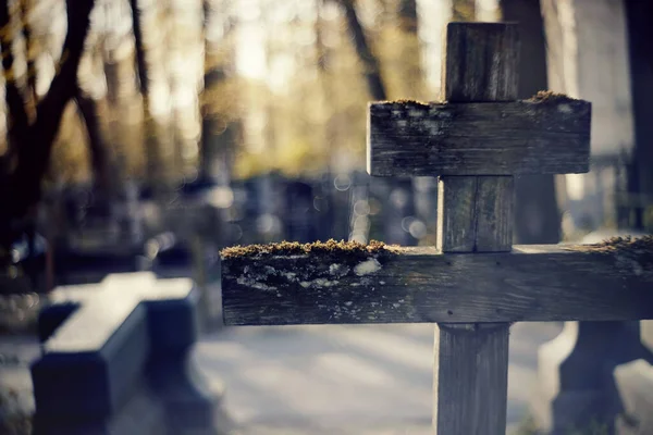 Das Alte Hölzerne Schiefkreuz Auf Dem Friedhof — Stockfoto