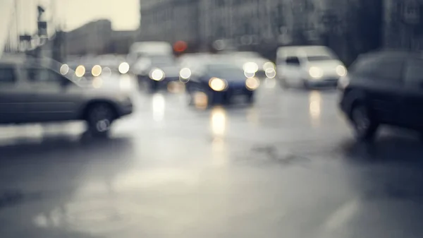 乌云密布的背景与城市的道路与车辆在黄昏后的雨后 雨后暮色中城市景观失焦 — 图库照片
