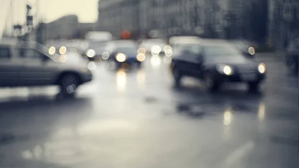 乌云密布的背景与城市的道路与车辆在黄昏后的雨后 雨后暮色中城市景观失焦 — 图库照片