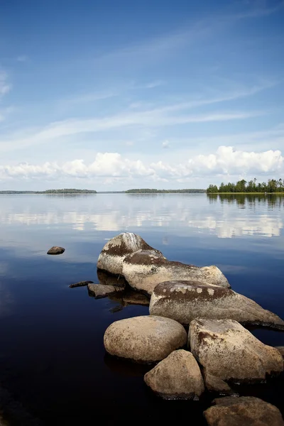 Vatten landskap med stenar. — Stockfoto