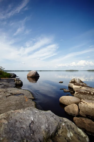 Sten kusten av sjön. — Stockfoto