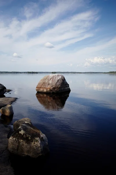 Vatten landskap med stenar. — Stockfoto