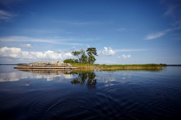 Island in the lake. — Stock Photo, Image