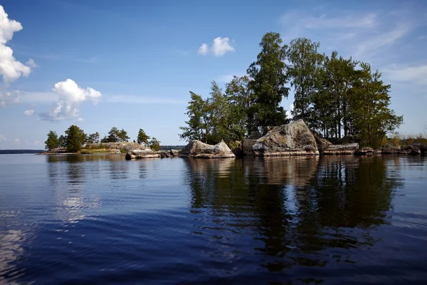 Wasserlandschaft mit Steinen. — Stockfoto