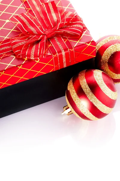 Palle rosse a strisce e regalo di Capodanno . — Foto Stock